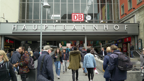 Einige Uhren am Münchner Hauptbahnhof haben bei der Zeitumstellung nicht mitgemacht. (Archivbild)