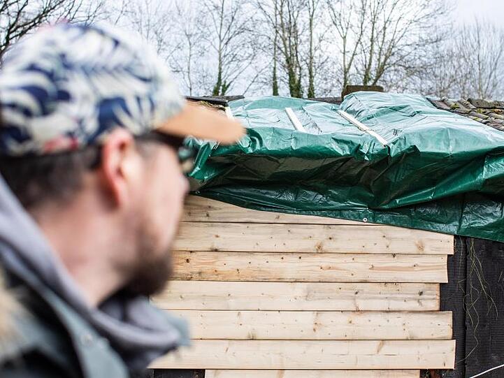 Nur knapp überlebt: Andreas Kallweit blickt auf sein Gartenhaus in Mülheim an der Ruhr, auf dessen Dach beim Sturm ein Baum kippte. Kallweit lebt noch, weil er in diesem Moment eine Zigarette rauchen wollte.