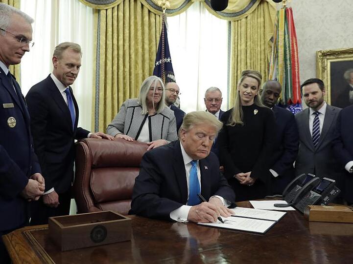 US-Präsident Donald Trump unterzeichnet das "Space Policy Directive 4" im Oval Office des Weißen Hauses.