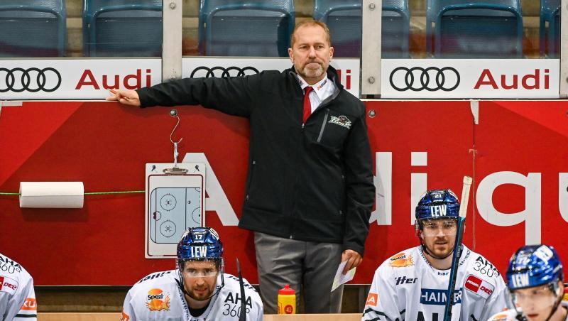 Tray Tuomie, Trainer der Augsburger Panther, steht hinter seiner Mannschaft und verfolgt das Spiel.
