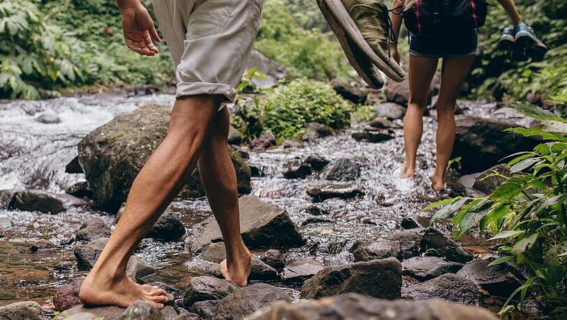 Das Barfußwandern hat viele gesundheitliche Vorteile.