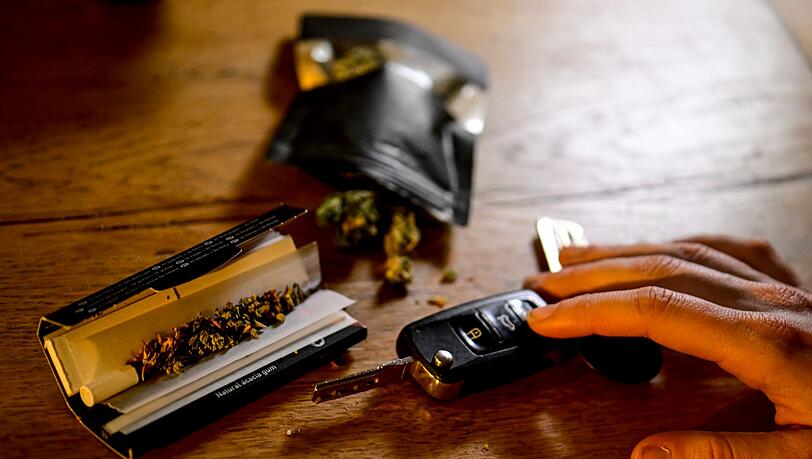 Dass Rauschmittel die Fahrtüchtigkeit beeinflussen, ist unbestritten. Bei Cannabis ist die Wirkungsweise jedoch nicht dieselbe wie bei Alkohol.