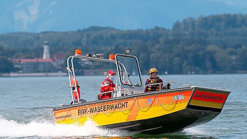 Die Wasserwacht am Starnberger See bei einer Übung. In diesem Jahr werden die Retter zu besonders vielen Einsätzen gerufen. Die Wasserwacht am Starnberger See bei einer Übung. In diesem Jahr werden die Retter zu besonders vielen Einsätzen gerufen.