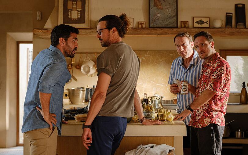 Leo (Elyas M'Barek, links), Pepe (Florian David Fitz, zweiter von links), Rocco (Wotan Wilke Möhring, dritter von links) und Simon (Frederick Lau) hatten einen entspannten Männerurlaub geplant, aber daraus wird nichts. Leo (Elyas M'Barek, links), Pepe (Florian David Fitz, zweiter von links), Rocco (Wotan Wilke Möhring, dritter von links) und Simon (Frederick Lau) hatten einen entspannten Männerurlaub geplant, aber daraus wird nichts.