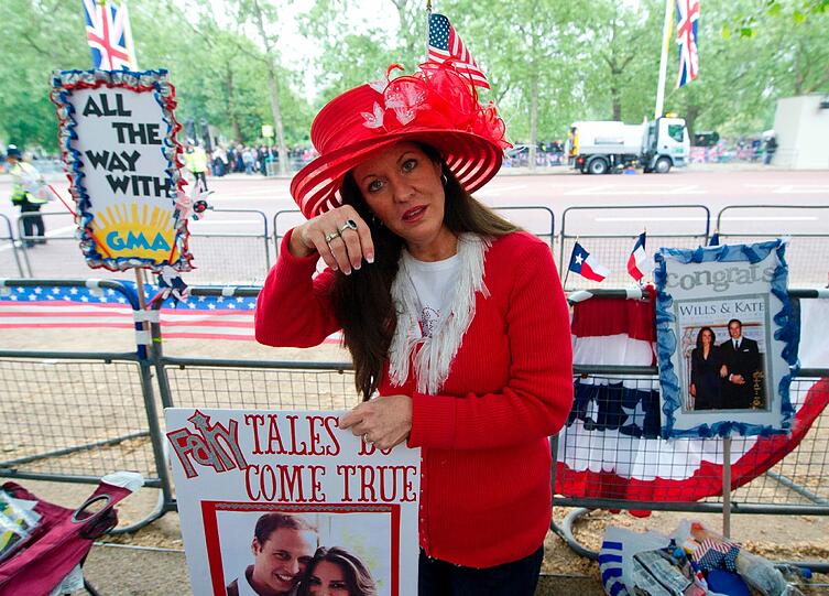 Ein Fahnenmeer, geschminkte Gesichter, jubelnde Menschenmassen: So feiert das Volk die Hochzeit von Kate und William. Die Bilder.