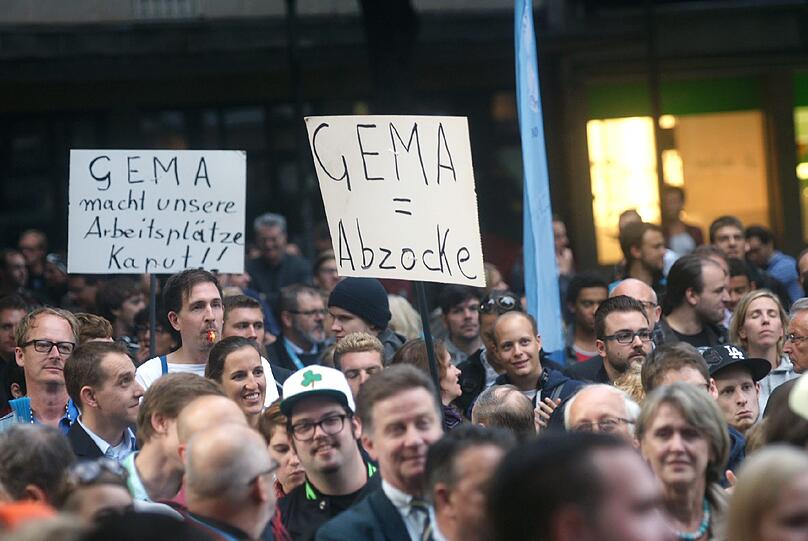 Hunderte protestieren gegen die Gebührenerhöhung. Vom Weißenburger Platz sind sie am Donnerstag bis zur Gema-Generaldirektion an der Kellerstraße gezogen.