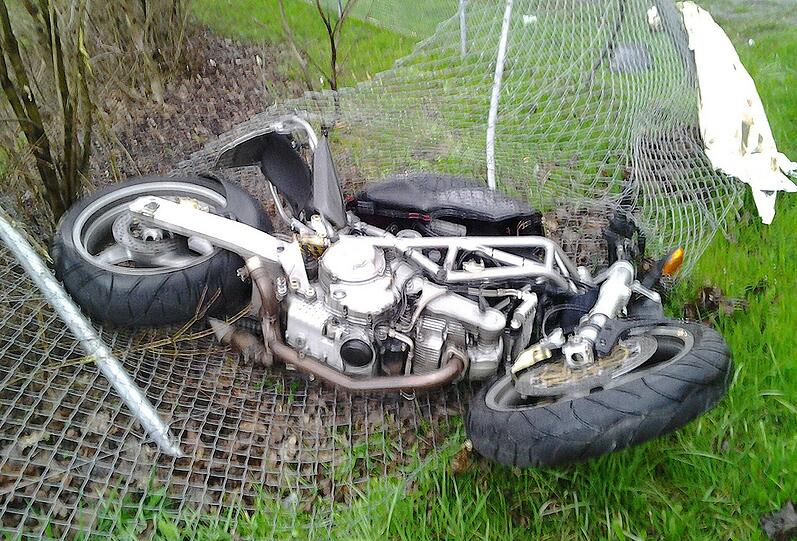 Weil ein Autofahrer (84) ein Motorrad übersehen hat, kommt es bei Ainring zu einem schweren Verkehrsunfall. Der Motorradfahrer wird schwer verletzt, seine Sozia, eine 20-jährige Schülerin, stirbt.
