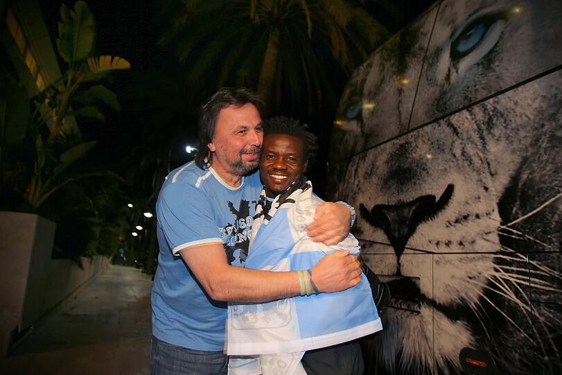 "Ich bin froh ein Löwe zu sein!" Mit diesen Worten begrüßte Anthony Annan Fans und Verantortliche des TSV 1860 am Montagabend in Marbella. Die ersten Bilder von seiner Ankunft im Trainingslager.