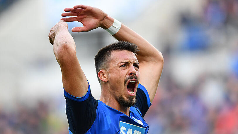 Mit bislang 17 Erstliga-Toren liegt Sandro Wagner im Kalenderjahr 2016 knapp vor Nationalstürmer Mario Gomez (16 für Besiktas Istanbul und den VfL Wolfsburg). Mit bislang 17 Erstliga-Toren liegt Sandro Wagner im Kalenderjahr 2016 knapp vor Nationalstürmer Mario Gomez (16 für Besiktas Istanbul und den VfL Wolfsburg).
