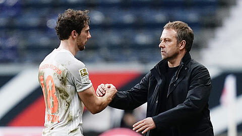 Leon Goretzka (r.) überraschte sogar Hansi Flick (l.) bei dessen Comeback.