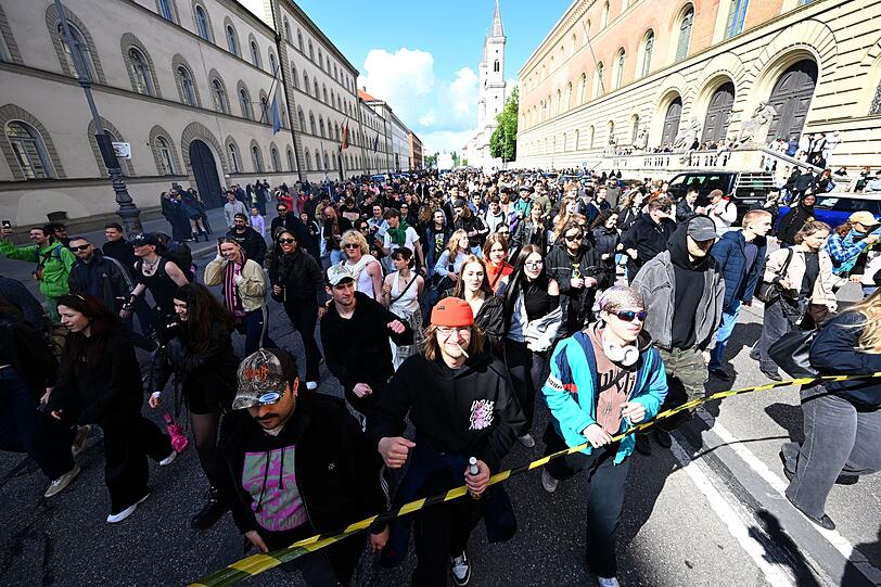 Eine f&uuml;nfstellige Zahl von Menschen demonstriert bei der M&uuml;nchner "Krachparade" gegen die hohen Mieten und f&uuml;r eine lebendige Kulturszene - inklusive lauter Feiern.