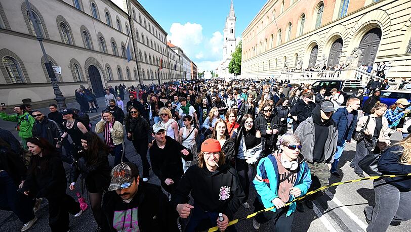Eine f&uuml;nfstellige Zahl von Menschen demonstriert bei der M&uuml;nchner "Krachparade" gegen die hohen Mieten und f&uuml;r eine lebendige Kulturszene - inklusive lauter Feiern.