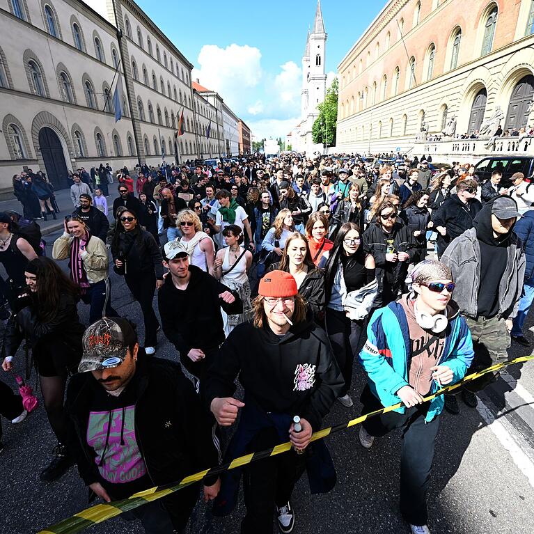 Eine f&uuml;nfstellige Zahl von Menschen demonstriert bei der M&uuml;nchner "Krachparade" gegen die hohen Mieten und f&uuml;r eine lebendige Kulturszene - inklusive lauter Feiern.