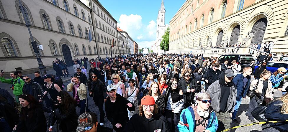 Eine f&uuml;nfstellige Zahl von Menschen demonstriert bei der M&uuml;nchner "Krachparade" gegen die hohen Mieten und f&uuml;r eine lebendige Kulturszene - inklusive lauter Feiern.