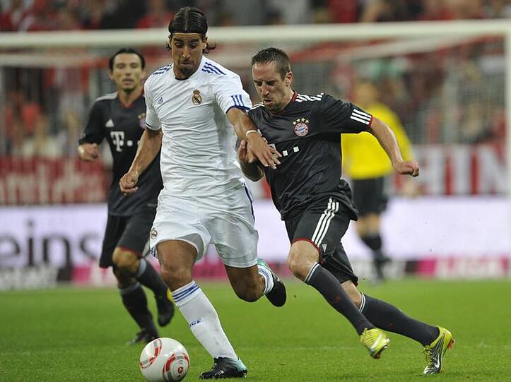 In seinem ersten Spiel für real drängt Sami Khedira Bayerns Franck Ribéry (r) ab.