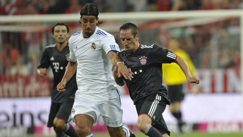 In seinem ersten Spiel für real drängt Sami Khedira Bayerns Franck Ribéry (r) ab. In seinem ersten Spiel für real drängt Sami Khedira Bayerns Franck Ribéry (r) ab.
