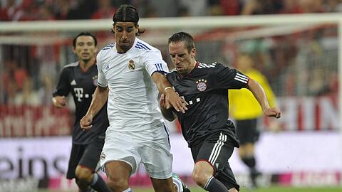 In seinem ersten Spiel für real drängt Sami Khedira Bayerns Franck Ribéry (r) ab.