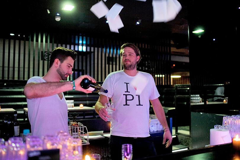 Von link nach rechts:  Ersin und Moritz (Barkeeper P1)