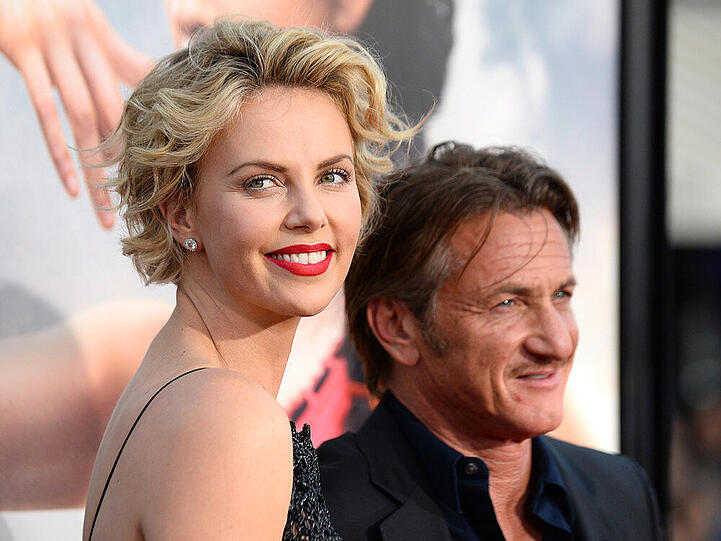 So schön wie hier konnten Charlize Theron und Sean Penn nach einem kürzlichen Polizeieinsatz sicherlich nicht mehr lachen