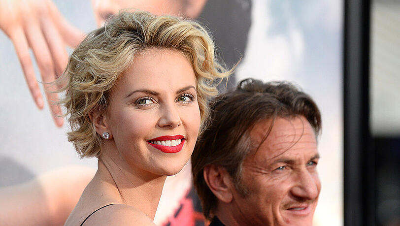 So schön wie hier konnten Charlize Theron und Sean Penn nach einem kürzlichen Polizeieinsatz sicherlich nicht mehr lachen So schön wie hier konnten Charlize Theron und Sean Penn nach einem kürzlichen Polizeieinsatz sicherlich nicht mehr lachen
