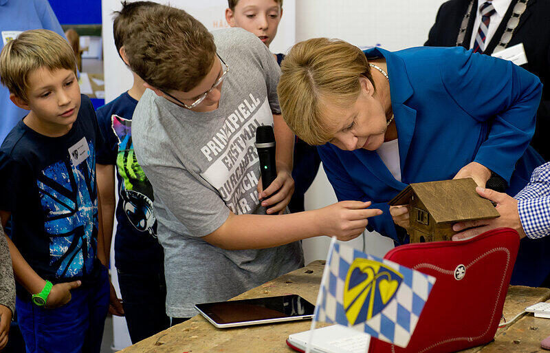 Hoher Buch in Niederbayern: Kanzlerin Angela Merkel besuchte am Freitag ein sogenanntes "MINT"-Projekt in der Grund- und Mittelschule in Buch am Erlbach. Die Bilder vom Merkel-Besuch.