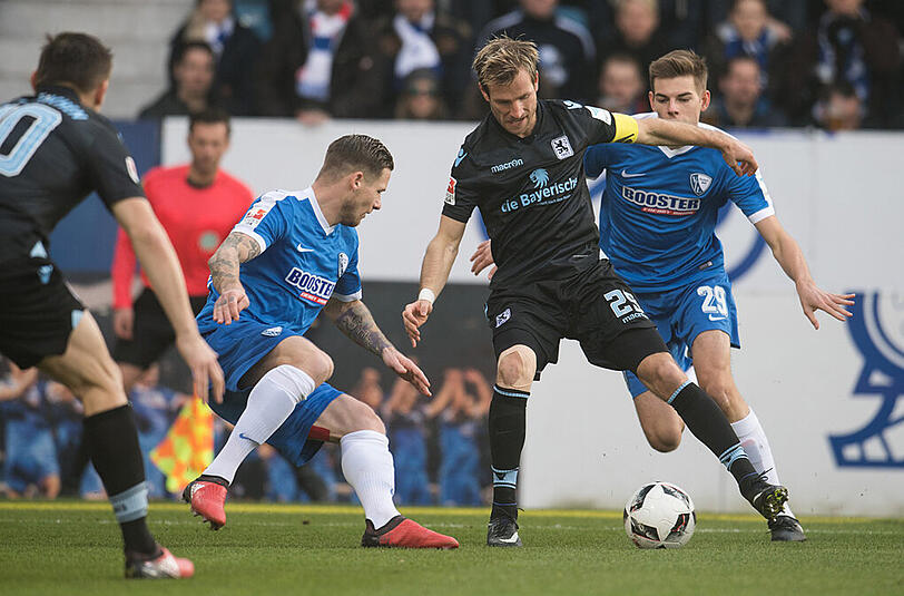 Stefan Aigner: Note 5. Erklärte vor dem Spiel in der AZ, dass er noch nicht der Alte sei. Der unfreiwillige Beweis folgte: Zögerte nach Lacazettes Traumpass zu lange, blieb danach ohne Impulse über rechts - bis er die nächste Riesenchance vergab. Braucht noch Zeit.
