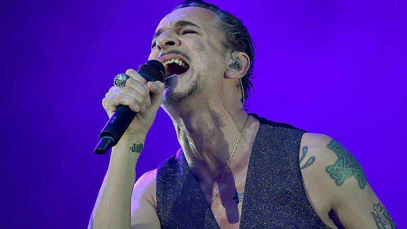 Depeche Mode um Sänger Dave Gahan und Gitarrist Martin Gore begeisterten mit Klassikern und Songs des neuen Albums die Massen im Münchner Olympiastadion.