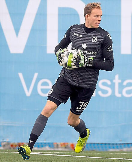 HENDRIK BONMANN: NOTE 3 - Pokal-Rückhalt. Keine Eingewöhnungsschwierigkeiten, vorerst keine Mühe, dann beim Elfmeter noch dran. Danach mit drei (!) Paraden in wenigen Sekunden. Später unter einer Ecke hindurchgetaucht.