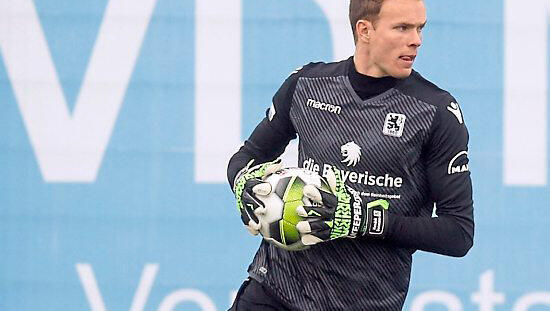 HENDRIK BONMANN: NOTE 3 - Pokal-Rückhalt. Keine Eingewöhnungsschwierigkeiten, vorerst keine Mühe, dann beim Elfmeter noch dran. Danach mit drei (!) Paraden in wenigen Sekunden. Später unter einer Ecke hindurchgetaucht. HENDRIK BONMANN: NOTE 3 - Pokal-Rückhalt. Keine Eingewöhnungsschwierigkeiten, vorerst keine Mühe, dann beim Elfmeter noch dran. Danach mit drei (!) Paraden in wenigen Sekunden. Später unter einer Ecke hindurchgetaucht.