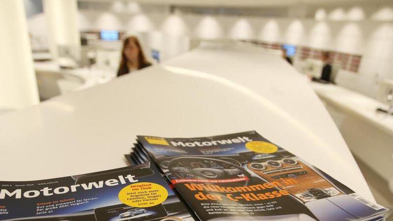 Exemplare der Zeitschrift Motorwelt liegen in der ADAC Niederlassung. Foto: Christian Charisius/Archivbild