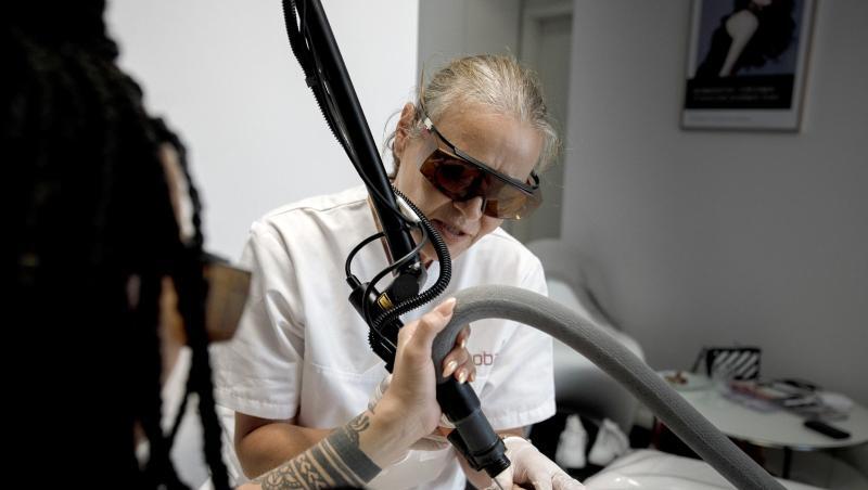 Petra Lichtblau entfernt per Laser ein Tattoo. Petra Lichtblau entfernt per Laser ein Tattoo.