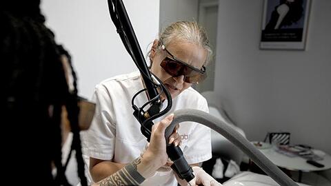 Petra Lichtblau entfernt per Laser ein Tattoo.