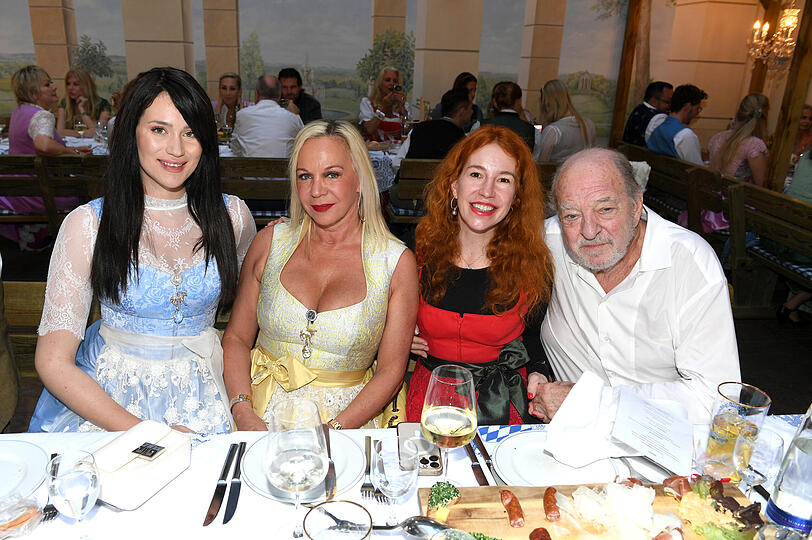 Gloria-Sophie Burkandt, Birgit Fischer-Höper, Ralph Siegel und Ehefrau Laura