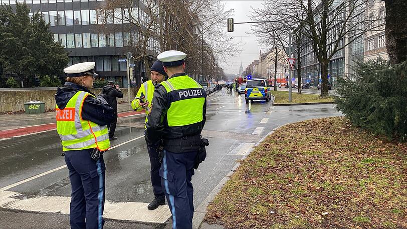 Wie kann man Menschen auf Straßen schützen? Nach dem Auto-Anschlag in München auf eine Demo mit Dutzenden Verletzten und zwei Toten wird diese Frage diskutiert. 