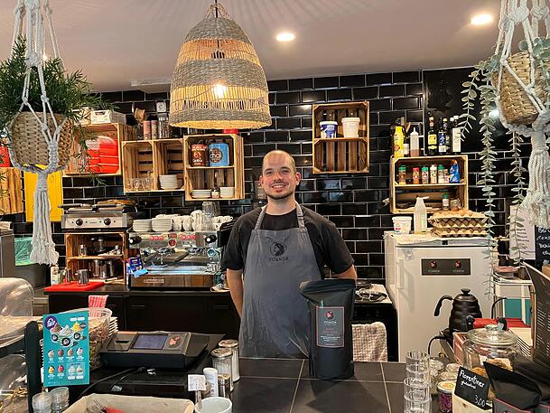Joe W. ist Filialleiter bei der Yoanda Kaffeerösterei auf dem Pasinger Viktualienmarkt. Joe W. ist Filialleiter bei der Yoanda Kaffeerösterei auf dem Pasinger Viktualienmarkt.