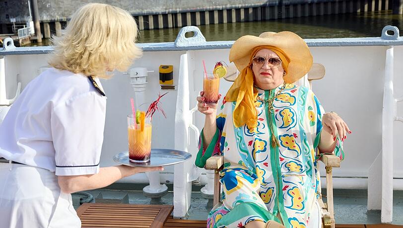 Sylvia (Tahnee Schaffarczyk), Hildegard Cabaret (Hape Kerkeling)