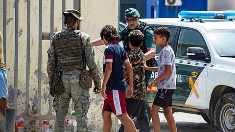 Polizei, Guardia Civil und Milit&auml;r bleiben in Ceuta mit einem Gro&szlig;aufgebot im Einsatz.