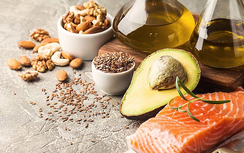 Wollen Sie sich gesund ernähren, dann sollten Sie vor allem abwechslungsreich essen. Nehmen Sie pro Tag mindestens fünf Portionen Obst und Gemüse zu sich. Auf einen vollwertigen Speiseplan gehören ungesättigte Fettsäuren, wie sie in Fisch, Avocado und Nüssen vorkommen, sowie gute Kohlenhydrate, die Sie in Vollkornprodukten finden. Wollen Sie sich gesund ernähren, dann sollten Sie vor allem abwechslungsreich essen. Nehmen Sie pro Tag mindestens fünf Portionen Obst und Gemüse zu sich. Auf einen vollwertigen Speiseplan gehören ungesättigte Fettsäuren, wie sie in Fisch, Avocado und Nüssen vorkommen, sowie gute Kohlenhydrate, die Sie in Vollkornprodukten finden.