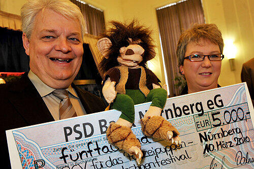 Freuen sich: Günther Hörath (psd-Bank), &bdquo;Lucky Zahn&ldquo; und Heike Hein (Elternverband).