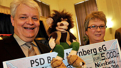 Freuen sich: Günther Hörath (psd-Bank), „Lucky Zahn“ und Heike Hein (Elternverband). Freuen sich: Günther Hörath (psd-Bank), „Lucky Zahn“ und Heike Hein (Elternverband).