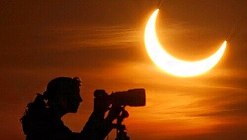Wenn sich der Schatten des Mondes vor die Sonnenscheibe schiebt, entsteht eine Sonnenfinsternis. Wenn sich der Schatten des Mondes vor die Sonnenscheibe schiebt, entsteht eine Sonnenfinsternis.