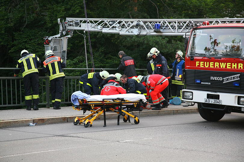 Furchtbarer Unfall im Landkreis Altötting: Ein PKW fliegt von einer Brücke herunter und knallt auf das Gleisbett. Drei junge Menschen kommen schwer verletzt in die Klinik.