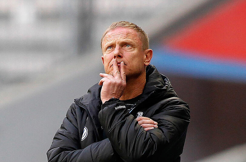Ein nachdenklicher Torsten Fröhling während dem Spiel seiner Löwen gegen Sandhausen.