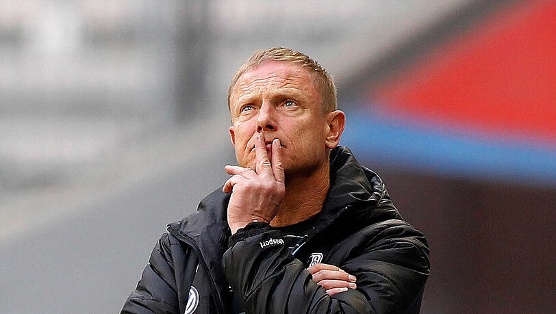 Ein nachdenklicher Torsten Fröhling während dem Spiel seiner Löwen gegen Sandhausen. Ein nachdenklicher Torsten Fröhling während dem Spiel seiner Löwen gegen Sandhausen.