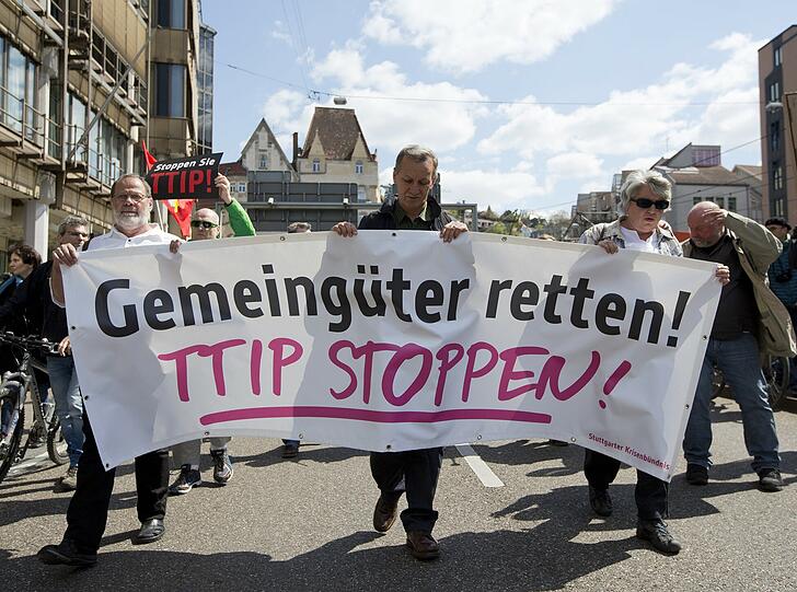Für die Demo-Besucher in Stuttgart ist klar: Will man das Freihandelsabkommen stoppen, muss man zusammen arbeiten.