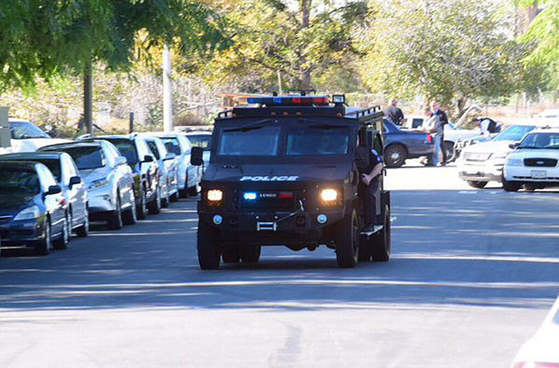 In einer Sozialeinrichtung in San Bernardino eröffneten die schwerbewaffneten Angreifer das Feuer. 14 Menschen sterben, 17 werden verletzt.