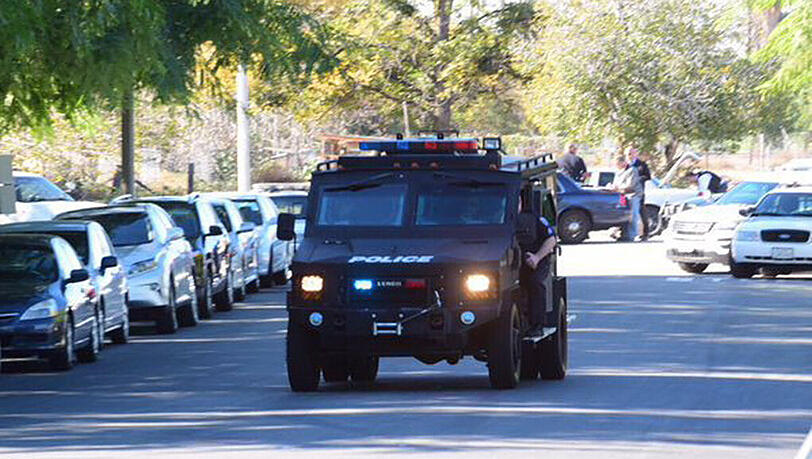 In einer Sozialeinrichtung in San Bernardino eröffneten die schwerbewaffneten Angreifer das Feuer. 14 Menschen sterben, 17 werden verletzt. In einer Sozialeinrichtung in San Bernardino eröffneten die schwerbewaffneten Angreifer das Feuer. 14 Menschen sterben, 17 werden verletzt.