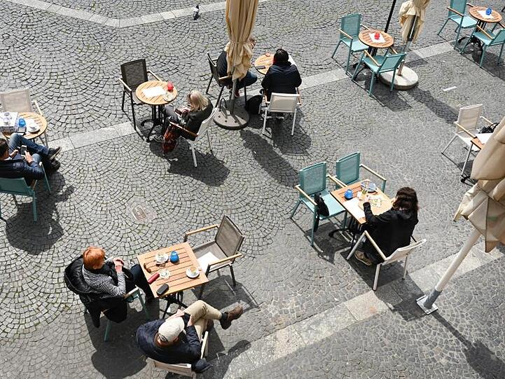 Der Außenbereich eines Lokals in Mainz. Die Corona-Lockerungen haben die Geschäfte von Hoteliers und Gastwirten im Mai etwas belebt.