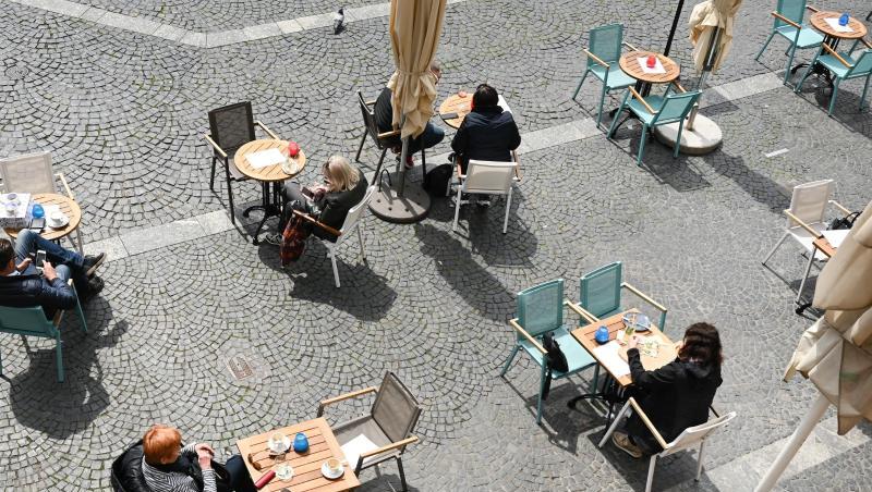 Der Außenbereich eines Lokals in Mainz. Die Corona-Lockerungen haben die Geschäfte von Hoteliers und Gastwirten im Mai etwas belebt. Der Außenbereich eines Lokals in Mainz. Die Corona-Lockerungen haben die Geschäfte von Hoteliers und Gastwirten im Mai etwas belebt.