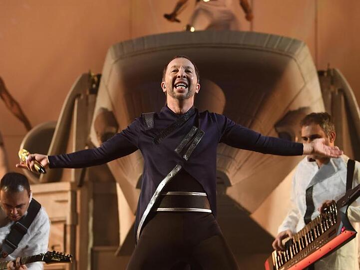 Der Schweizer Musiker DJ BoBo steht im Europapark beim Start seiner neuen Tournee "KaleidoLuna" auf der Bühne. Mehr als 2000 Zuschauer verfolgen den Auftritt des 51-jährigen Schweizers.